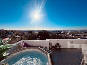 Πισίνα στο ή κοντά στο LA88 SweetHome Penthouse with Jacuzzi