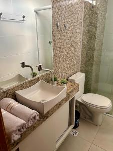 uma casa de banho com um lavatório e um WC em Ap standard confort bem localizado em Campina Grande