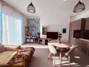 ein Wohnzimmer mit einem Tisch und einem Sofa in der Unterkunft LA88 SweetHome Penthouse with Jacuzzi in San Ġwann