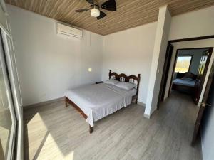 Tempat tidur dalam kamar di Tropical Hideaway with SharePool in Secure Condo, LIR