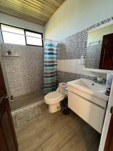 Un baño de Tropical Hideaway with SharePool in Secure Condo, LIR