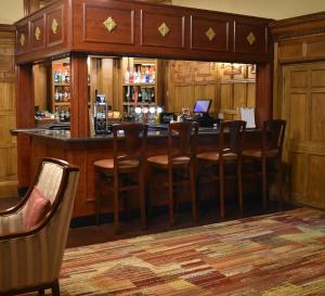 un bar dans un restaurant avec une table et des chaises dans l'établissement Botleigh Grange Hotel - Pool & Spa under renovation, à Southampton