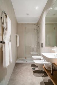 a bathroom with two sinks and a shower and two toilets at Mouzinho 160 in Porto