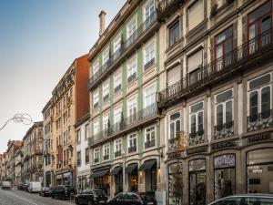 una fila de edificios en una calle de la ciudad en Mouzinho 160, en Oporto