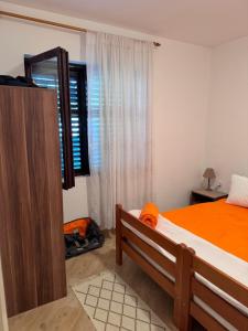 sypialnia z łóżkiem, komodą i oknem w obiekcie KOALA 3 w mieście Trstenik
