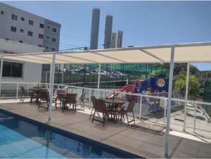 um pátio com uma mesa e cadeiras e um parque infantil em Residencial Jardim da Costa com 2 quartos a 4 km praia em João Pessoa mais 11 fotografias