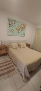 1 dormitorio con 1 cama con mapa en la pared en Cuesta pampa casa de campo en Toay
