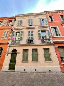 um edifício com janelas e varandas numa rua em Studio Toulouse Pargaminières em Toulouse