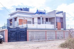 una casa con una gran puerta delante de ella en Captain Villa Narok, en Narok