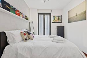 1 dormitorio con 1 cama blanca y 2 toallas en [Milano-M1] Rock House, en Milán