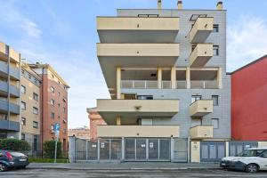 un edificio con balcones en un lateral en [Milano-M1] Rock House, en Milán