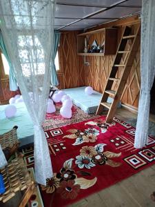 1 Schlafzimmer mit 2 Etagenbetten und einem roten Teppich in der Unterkunft Maplewood Homestay Harshil in Harsil