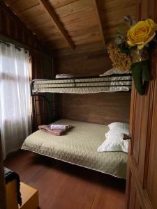 um quarto com 2 beliches num camarote em Cabaña de montaña em Paraíso