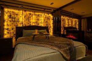 - une chambre avec un lit et une table dans l'établissement Ortaköy Luxury Villa with Bosborus View, à Istanbul