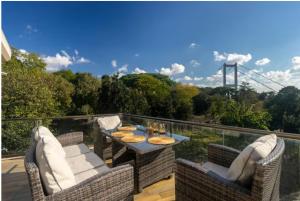 d'une terrasse avec une table, des chaises et un pont. dans l'établissement Ortaköy Luxury Villa with Bosborus View, à Istanbul