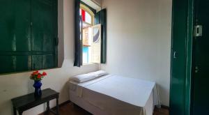 Kleines Zimmer mit einem Bett und einem Fenster in der Unterkunft Dona Izaura Estalagem em Lençóis in Lençóis