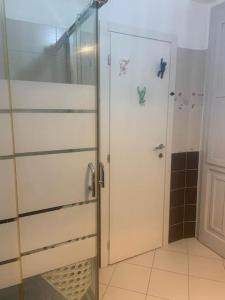una doccia con porta in vetro in bagno di La Casa del Capo - appartamento con 2 camere. a Venaria Reale