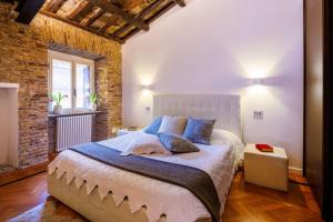 A bed or beds in a room at Romanticasa Trastevere