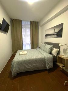 Un dormitorio con una cama grande y una ventana en Rooms Cáceres en Madrid