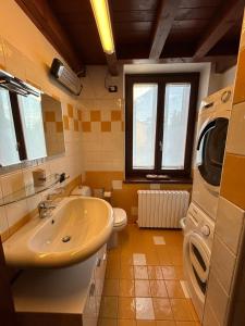 y baño con lavabo y lavadora. en Valpolicella39, en Verona