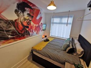 een slaapkamer met een groot schilderij aan de muur bij Unique LFC Themed House in Liverpool