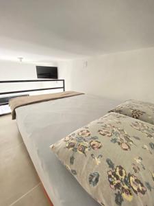 a room with a bed with a blanket on it at DuPai Sorocaba in Sorocaba