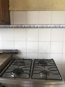 uma placa de fogão com quatro bicos numa cozinha em The Green House em Bocas Town