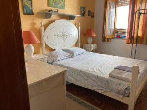 1 dormitorio con cama y espejo grande en Lime Beach House en Armação de Pêra