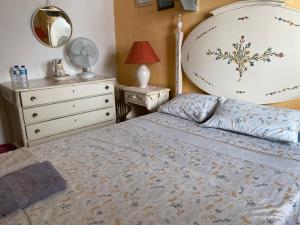 1 dormitorio con cama, tocador y espejo en Lime Beach House en Armação de Pêra