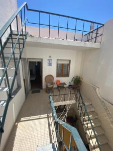 una vista desde la parte superior de una casa con escaleras en Lime Beach House, en Armação de Pêra