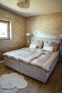 um quarto com uma cama grande num quarto em Apartmány pod Pustevnami em Prostrední Becva