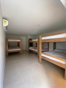 Katil dua tingkat atau katil-katil dua tingkat dalam bilik di Casa finca cerca de cartagena