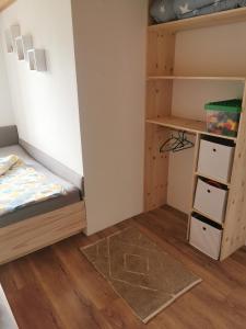 ein Schlafzimmer mit einem Bett und einem Schrank in der Unterkunft Bereuter in Sibratsgfäll