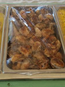 um recipiente de plástico cheio de comida em uma bandeja em Punta Cana Sol Caribe Beach Pool em Punta Cana mais 34 fotografias