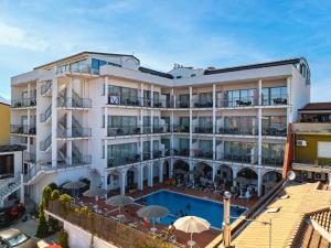 Hotel Orri في تورتولي: اطلالة جوية على فندق مع مسبح
