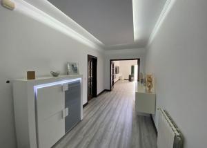 sala de estar con paredes blancas y techo blanco en Belo Jardim Villa, en Samora Correia