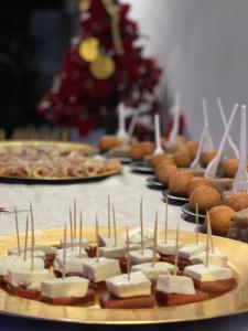 ein Tisch mit einem Haufen Essen auf einem Tisch mit einem Weihnachtsbaum in der Unterkunft Hotel Campestre Nogal de Cafetal in Quimbaya