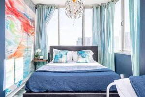 ein Schlafzimmer mit einem Bett und einem großen Fenster in der Unterkunft Downtown ATL Condo Walk Score 78 w Free Parking LM1104 in Atlanta + 18 Fotos