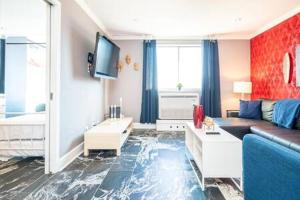 ein Wohnzimmer mit Sofa und Fernseher in der Unterkunft Downtown ATL Condo Walk Score 78 w Free Parking LM1104 in Atlanta