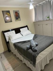 1 dormitorio con 1 cama grande y toallas. en Apto aconchegante cecapGuarulhos, en Guarulhos