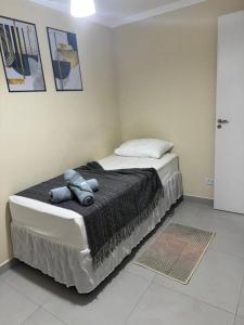 een slaapkamer met een bed in een kamer bij Apto aconchegante cecapGuarulhos in Guarulhos