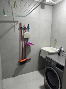 y baño con lavadora y lavamanos. en Apto aconchegante cecapGuarulhos, en Guarulhos