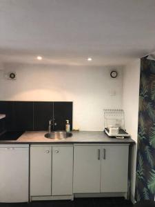 A kitchen or kitchenette at Logement appartement bourget