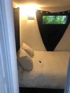 Кровать или кровати в номере Logement appartement bourget