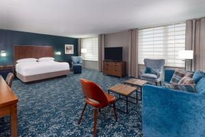 麥迪遜的住宿－福朋亨茨維爾機場酒店，酒店客房,配有床和沙发