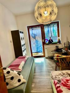 Un dormitorio con dos camas y una lámpara de araña. en Ferienzimmer Healing und Montuerwohnung, en Weissenfels