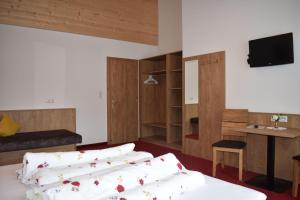 Postel nebo postele na pokoji v ubytování Gasthof Pension Granstein