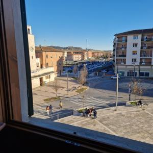 een raam met uitzicht op de stad bij La Siesta in Poggibonsi