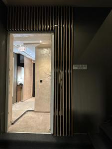 otwarte drzwi do korytarza w budynku w obiekcie Exclusive Spot w Niszu