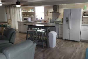 Kuchyň nebo kuchyňský kout v ubytování So Beachy! Pet-friendly and free early check in!